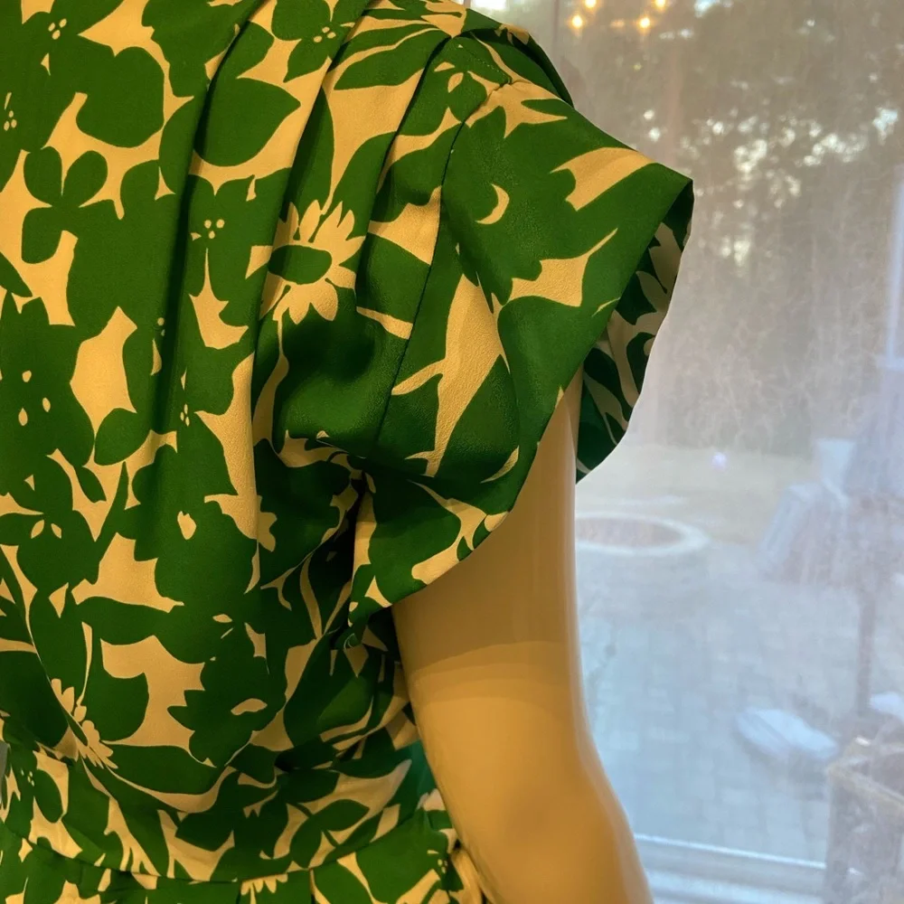 Green and White cocktail dress. Size 8. - Picture 5 of 5